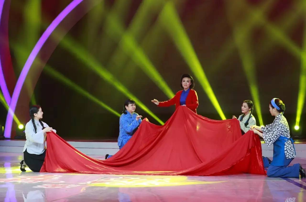 舞台上的“强吻”风波 娱乐边界与公众审视下的吴琼演出事件